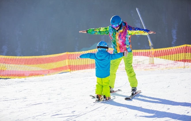 Dziecko na nartach z instruktorem
