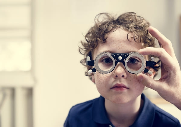 Czy dzieci mogą nosić soczewki korekcyjne?