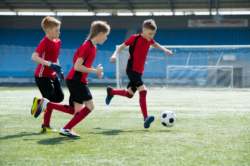 Dresy sportowe dla chłopców – jak wybrać idealne?